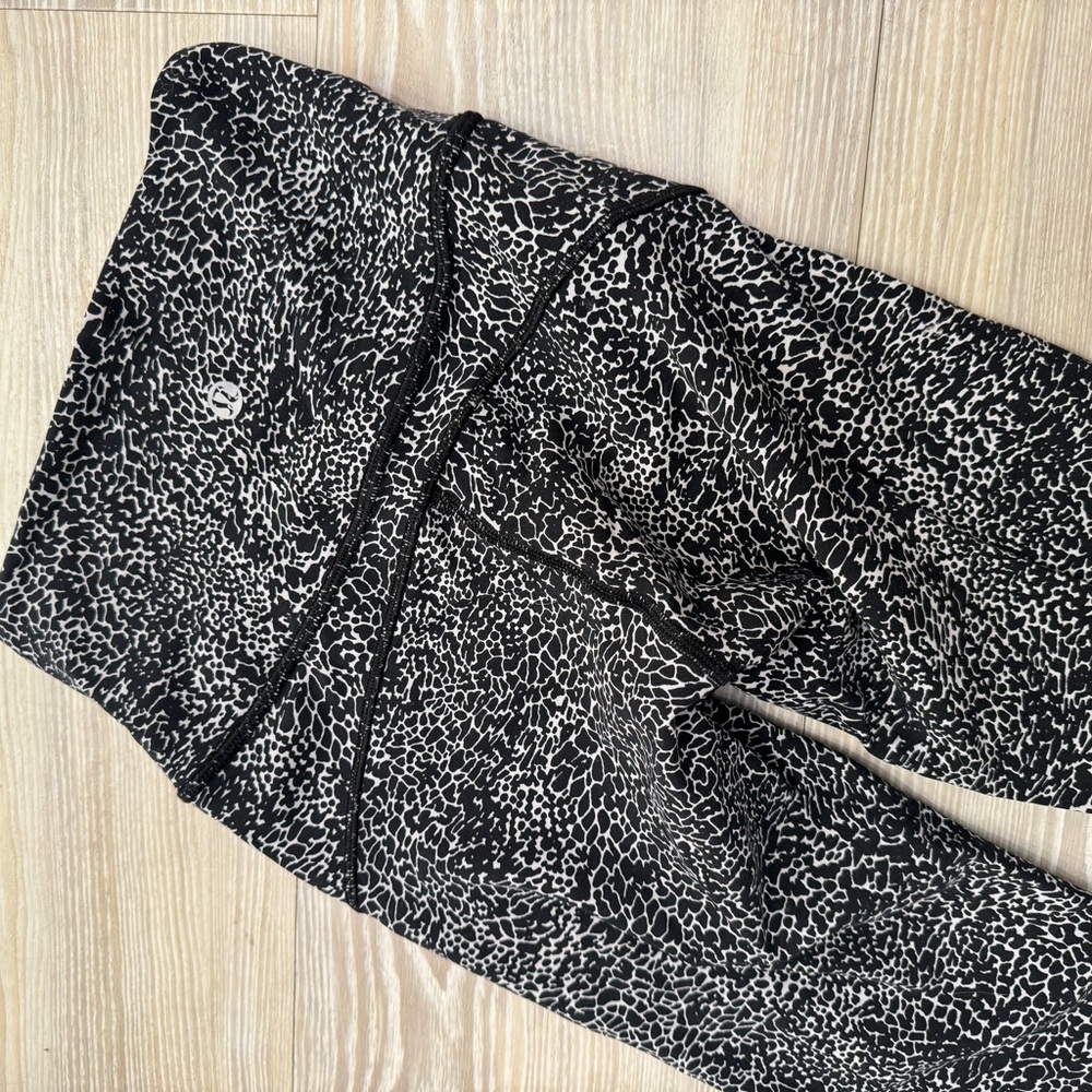lululemon leggings black and white design